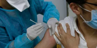 Coronavirus dans le monde: nouvelle livraison de vaccins AstraZeneca en Europe, le variant sud-africain apparait en Grèce Coronavirus dans le monde: nouvelle livraison de vaccins AstraZeneca en Europe, le variant sud-africain apparait en Grèce.