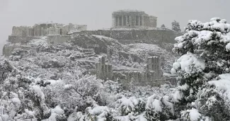Grèce : il neige sur le Parthénon, transports et vaccination perturbés   .