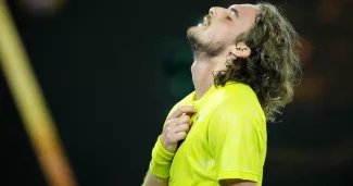 Stefanos Tsitsipas n’est pas au bout de ses peines Stefanos Tsitsipas n’est pas au bout de ses peines .