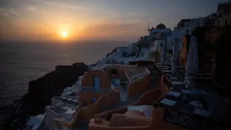 La Grèce avance sur la mise en œuvre d’un passeport vaccinal Les professionnels du tourisme en Grèce se préparent à accueillir de nouveau les touristes et tous les habitants des îles ont été vaccinés. Alkis Konstantinidis/REUTERS