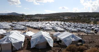 A Lesbos, une jeune Afghane risque des poursuites judiciaires après avoir tenté de s’immoler par le feu A Lesbos, une jeune Afghane risque des poursuites judiciaires après avoir tenté de s’immoler par le feu.