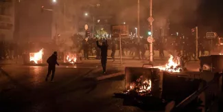 Heurts entre manifestants et police à Athènes: trois policiers blessés Heurts entre manifestants et police à Athènes: trois policiers blessés.
