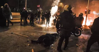 En Grèce, des affrontements éclatent sur fond de violences policières En Grèce, des affrontements éclatent sur fond de violences policières.
