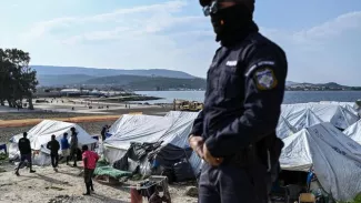 Un ancien champ de tir de l'armée abrite aujourd'hui les tentes du nouveau camp pour les réfugiés de Mytilène. ARIS MESSINIS/AFP


