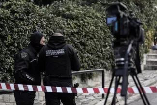 Télévision grecque: Un journaliste tué devant chez lui par des inconnus Télévision grecque: Un journaliste tué devant chez lui par des inconnus.