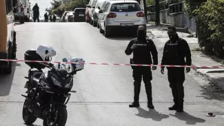 Grèce : un journaliste tué devant son domicile, le premier ministre demande une «résolution rapide» de l'enquête La police bloque la route après le meurtre du journaliste Giorgos Karaivaz le 9 avril 2021 à Athènes. Yiannis PANAGOPOULOS / Eurokinissi / AFP