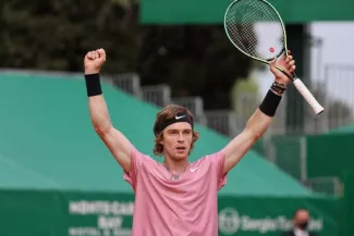 Tennis : Andrey Rublev rejoint Stefanos Tsitsipas en finale à Monte-Carlo Andrey Rublev a remporté sa demi-finale. (N. Luttiau/L'Équipe)