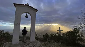 Sylvain Tesson sur les traces de Lord Byron à Missolonghi: pour la croix et l’Olympe Église Saint-Pierre, devant la lagune de Missolonghi: la gloire d'Hélios couronne la croix du Christ. Athènes salue Jérusalem! Thomas Goisque