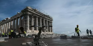 Vive polémique en Grèce : l’Acropole irrémédiablement balafrée par le béton Vive polémique en Grèce : l’Acropole irrémédiablement balafrée par le béton.