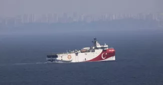 «Face à la Turquie, la solidarité européenne ne doit pas manquer à la Grèce et à Chypre». Par Arnaud Danjean et alii Le bateau de recherche pétrolière Oruç Reis a été source de tensions extrêmes avec la Grèce quand la Turquie l'a envoyé en Méditerranée orientale.
