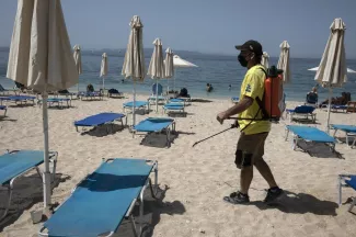 Vacances d’été: La Grèce s’ouvre prudemment au tourisme sur fond de Covid Vacances d’été: La Grèce s’ouvre prudemment au tourisme sur fond de Covid.