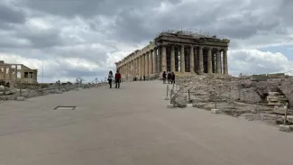 En Grèce, les touristes circonspects face au nouveau look de l'Acropole Une plaque de ciment recouvre désormais les allées du rocher menant aux temples des Propylées, de Athéna Niké, de l'Erechtion, et du Parthénon. Un ajout qui n'est pas du goût de tous... Alexia Kefalas / Le Figaro