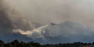 En Grèce, les pompiers luttent contre un incendie dans les montagnes de Geraneia En Grèce, les pompiers luttent contre un incendie dans les montagnes de Geraneia.