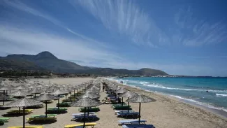 La Grèce recevra 800 millions d'euros de l'UE pour soutenir son tourisme La Grèce est un des premiers pays à délivrer des certificats sanitaires. LOUISA GOULIAMAKI / AFP