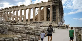 En Grèce, la rénovation de l'Acropole fait polémique: "C'est un massacre" En Grèce, la rénovation de l'Acropole fait polémique: "C'est un massacre".