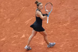 Maria Sakkari qualifiée en quarts à Roland-Garros après sa victoire sur Sofia Kenin Maria Sakkari ce lundi sur le court Suzanne-Lenglen. (N. Luttiau/L'Équipe)