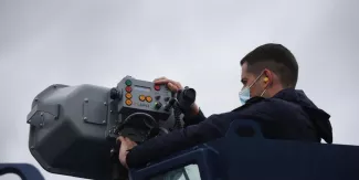 Malgré les doutes de l'UE, la Grèce défend son utilisation de canons sonores contre les migrants Malgré les doutes de l'UE, la Grèce défend son utilisation de canons sonores contre les migrants.
