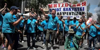 Des milliers de manifestants protestent contre "une loi d'esclavage moderne" en Grèce Des milliers de manifestants protestent contre "une loi d'esclavage moderne" en Grèce.