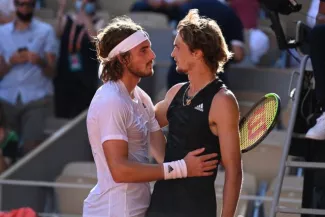 Stefanos Tsitsipas qualifié en finale de Roland-Garros après sa victoire sur Alexander Zverev Stefanos Tsitsipas (à gauche) a lutté durant cinq sets face à Alexander Zverev pour accéder à la finale. (P. Lahalle/L'Équipe)