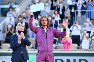 Roland-Garros (H) - Stefanos Tsitsipas (battu en finale de Roland-Garros) : « Djokovic est revenu en étant un joueur différent » après sa pause aux vestiaires Stefanos Tsitsipas a perdu sa première finale en Grand Chelem. (P. Lahalle/L'Équipe)