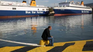 Grèce: grèves et manifestations contre la réforme du droit du travail Les ferrys restent à quai dans le port de Pirée alors qu'une grève générale a été décidée pour 24 heures par les personnels. COSTAS BALTAS / REUTERS