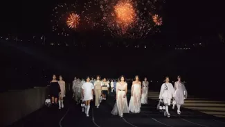 À Athènes, Dior ravive la flamme de la mode La présentation de la collection croisière de Dior s'est ponctuée d'un feu d'artifice. Dior