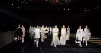 Dior en Grèce : mode et pouvoir Dior en Grèce : mode et pouvoir.
