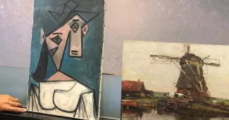Grèce : le tableau de Picasso retrouvé tombe en pleine conférence de presse Grèce : le tableau de Picasso retrouvé tombe en pleine conférence de presse.