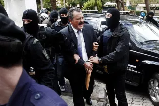 Interpellation en Grèce: En fuite, le numéro 2 du parti néonazi Aube dorée a été arrêté Interpellation en Grèce: En fuite, le numéro 2 du parti néonazi Aube dorée a été arrêté.