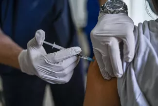 En Grèce, le gouvernement offre des chèques cadeaux aux jeunes se faisant vacciner Une femme reçoit une dose de vaccin anti-Covid sur l'île d'Elafonissos en Grèce, le 23 avril (image d'illustration). PHOTO / ARIS MESSINIS / AFP