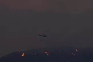 Lutte contre le feu: Énorme incendie dans le sud de Chypre Lutte contre le feu: Énorme incendie dans le sud de Chypre .