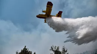 Sardaigne : la France et la Grèce envoient quatre Canadair pour aider l'Italie à lutter contre le feu La France et la Grèce aident l'Italie dans sa lutte contre les flammes ce lundi 26 juillet, avec l'envoi de quatre Canadair. SAKIS MITROLIDIS / AFP