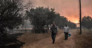 Incendies en Grèce : 300 personnes évacuées près d’Athènes Incendies en Grèce : 300 personnes évacuées près d’Athènes.
