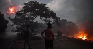 Incendies en Grèce: 300 personnes évacuées près d'Athènes Incendies en Grèce: 300 personnes évacuées près d'Athènes.