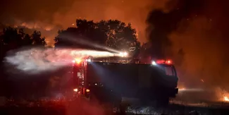 Incendies en Grèce : des villages brûlent toujours aux portes d’Athènes Incendies en Grèce : des villages brûlent toujours aux portes d’Athènes.
