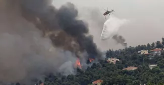 Grèce: les incendies progressent autour d’Athènes, victime d’un «été cauchemardesque».