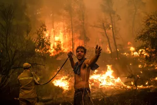 Le gouvernement Mitsotakis sous le feu des critiques en Grèce Dans le village de Pefki, sur l'île d'Eubée, le 8 août 2021. PHOTO / ANGELOS TZORTZINIS / AFP.