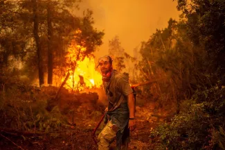 Incendies en Grèce: «Le gouvernement nous a abandonnés» Incendies en Grèce: «Le gouvernement nous a abandonnés».