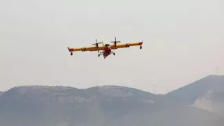 Grèce : accalmie sur le front des incendies d'Eubée, inquiétude dans le Péloponnèse Les canadairs français viennent en aide aux Grecs sur le front des incendies qui se poursuivent ce mercredi 11 août. LOUIZA VRADI / REUTERS