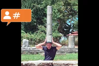 Theodore Papakostas, le Grec qui rendait l’archéologie virale Archéologue et influenceur, Theodore Papakostas est porté sur les mèmes et les plaisanteries pour partager sa passion comme ici sur l'île grecque de Thassos. Capture d'écran Instagram/archaeostoryteller