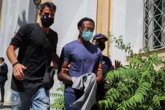 Foot - GRE - Affaire Semedo : l'Olympiakos respecte la présomption d'innocence Semedo sortant du bureau du procureur à Athènes ce lundi. (C. Baltas/Reuters)