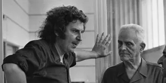 Mikis Theodorakis, le compositeur et symbole à la résistance de la dictature des colonels en Grèce, est mort Mikis Theodorakis, le compositeur et symbole à la résistance de la dictature des colonels en Grèce, est mort.