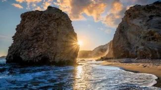 Pourquoi partir dans les Cyclades en septembre est une (très) bonne idée Sur la côte sud de Milos, la magnifique petite plage de Firiplaka se trouve juste à côté de la crique de Tsigrado. Dmitry Rukhlenko / stock.adobe.com