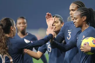 Foot : Les Bleues corrigent la Grèce pour leur entrée en lice dans les qualifications pour la Coupe du monde 2023 L'équipe de France n'a laissé aucune chance à la Grèce. (V. Michel/L'Équipe)