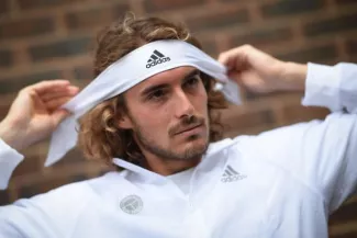 Tennis : Stefanos Tsitsipas va se faire vacciner Les propos de Stefanos Tsitsipas avaient été très mal perçus par le gouvernement grec, qui le disait incompétent pour juger de l'efficacité de la vaccination. (C. Dubreuil/L'Équipe)