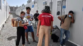 Grèce : des migrants laissés sans nourriture, selon des ONG Une famille syrienne sur l'île de Samos en Grèce, le 20 septembre 2021. LOUISA GOULIAMAKI / AFP