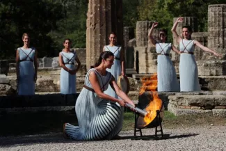 JO 2022 : La flamme olympique des JO 2022 a été allumée sur le site d'Olympie La flamme olympique va désormais entamer un long périple qui la mènera à la cérémonie d'ouverture des Jeux 2022, le 4 février prochain. (C. Baltas/Pool/Reuters)