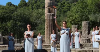 Manifestation pro-Tibet à Olympie lors de l’allumage de la flamme de Pékin 2022 La cérémonie d'allumage de la flamme olympique sur le site du temple d'Héra à Olympie, en Grèce, le 18 octobre 2021. — © Costas Baltas/Reuters
