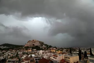 Grèce: écoles et services publics fermés à Athènes à cause d'importantes inondations.