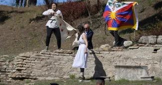 Deux activistes suisso-tibétains arrêtés à Athènes: «Les policiers chinois donnaient des ordres aux policiers grecs» Des manifestants pro-Tibet sont arrêtés le lundi 18 octobre à Olympie lors de l'allumage de la flamme olympique. — © AP Photo/Thanassis Stavrakis